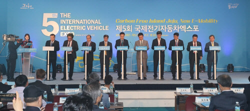 국제전기자동차엑스포가 2일 오후 2시 개막식을 시작으로 제주국제컨벤션센터(ICC)에서 5일간 장정에 들어갔다. 올해 5회를 맞은 이번 엑스포에는 현대·기아자동차, 르노삼성자동차, 메르세데스-벤츠, 등 완성차 업체와 배터리 관련 업체 등 국내외 150여개 기업이 참가한다. 이날 엑스포 개막식에 참가자들이 '탄소 없는 섬 제주'와 전기차 발전을 위해 서명 세리머니를 하고 있다. <연합뉴스>